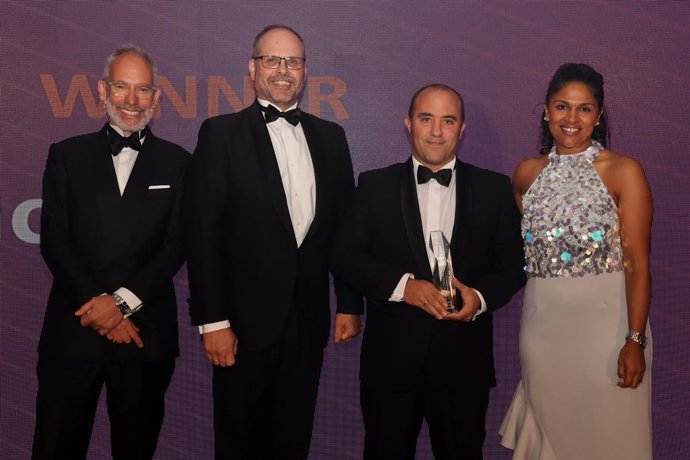 El director de relaciones con inversores y rating de Banco Sabadell, Gerardo Artiach, sostiene el premio junto a miembros del jurado.