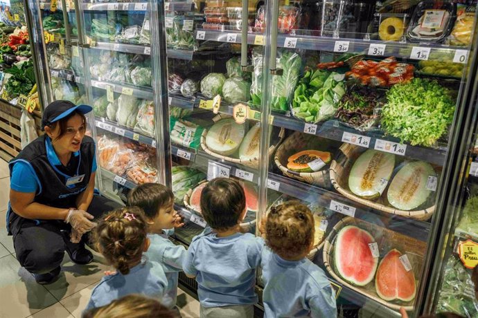 Niños participantes en el programa en un supermercado Caprabo