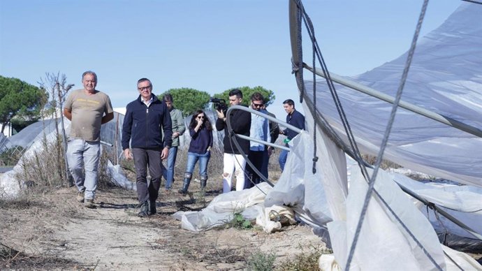 El portavoz del Grupo Parlamentario Vox en el Parlamento de Andalucía, Manuel Gavira, durante su visita a una finca de Lucena del Puerto (Huelva).