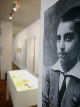 Archivo - Imatge de Miguel Hernández en una exposició celebrada a Dublín.
