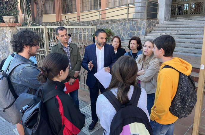 El portavoz municipal socialista, Daniel Pérez, junto con los concejales del PSOE Rubén Viruel, Carmen Martín y Rosa del Mar Rodríguez, y el presidente del colectivo de estudiantes Euterpe, Mario González