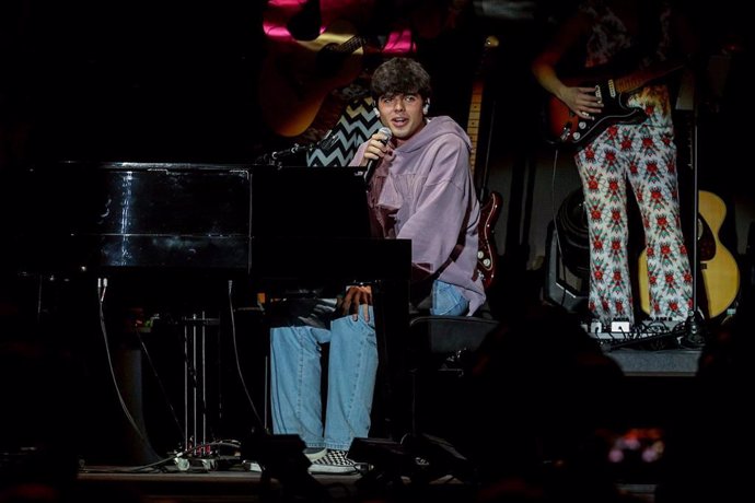 Iñigo Quintero actúa en el concierto solidario CADENA 100 Por Ellas, en el WiZink Center, a 20 de octubre de 2023, en Madrid (España). 