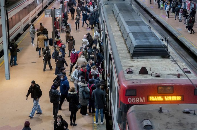 Archivo - Varias personas suben y bajan de un tren de Cercanías, en la estación Puerta de Atocha-Almudena Grandes