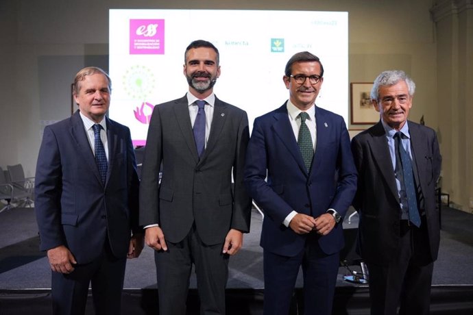 El consejero de Sostenibilidad, Medio Ambiente y Economía Azul, Ramón Fernández-Pacheco, y el consejero de Industria, Energía y Minas, Jorge Paradela, en el IV Encuentro de Sensibilización y Sostenibilidad.