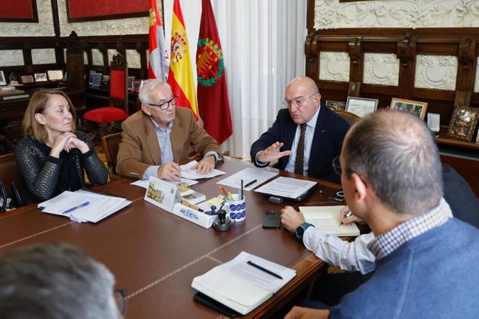 El alcalde de Valladolid, Jesús Julio Carnero, en el centro, junto al presidente de la Asociación de Industriales del Polígono de San Cristóbal, Antonio Rodríguez (a su derecha).