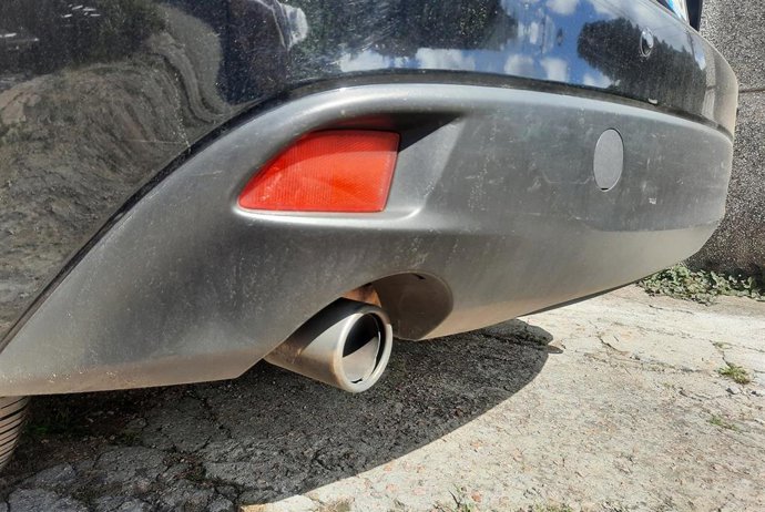 Archivo - Imagen de un tubo de escape de un vehículo.