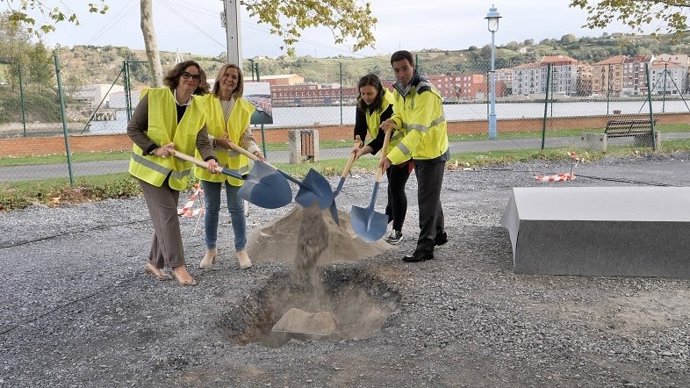 Elixabete Etxanobe, Amaia del Campo, Aitziber Oliban e Imanol Pradales en la colocación de la primera piedra del puente All Iron