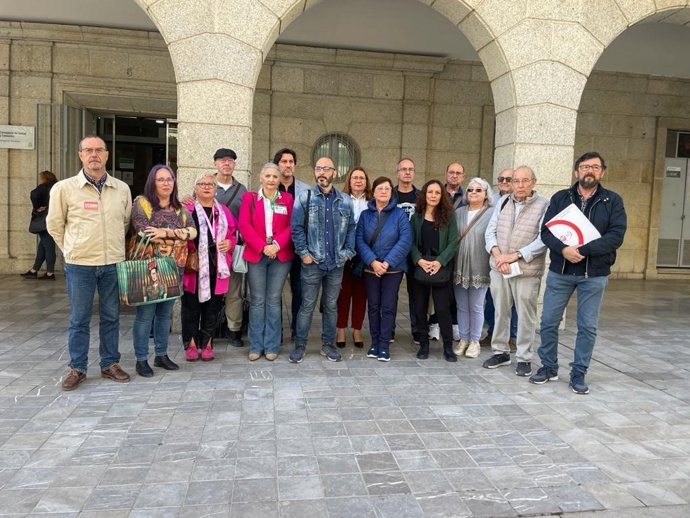 El portavoz de la Ejecutiva Provincial del PSOE de Huelva y parlamentario andaluz, Enrique Gaviño, junto a los representantes de los colectivos orgamizadores de la concentración.