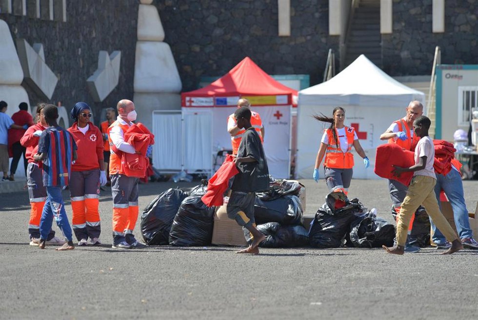 Los servicios sanitarios atienden a los migrantes a la llegada de una patera al muelle de La Restinga, en El Hierro, el pasado sábado