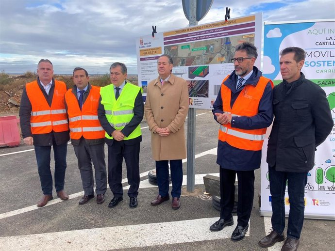 Representantes de las instituciones en la visita a las obras del nuevo carril bici y peatonal entre Villamayor y Salamanca