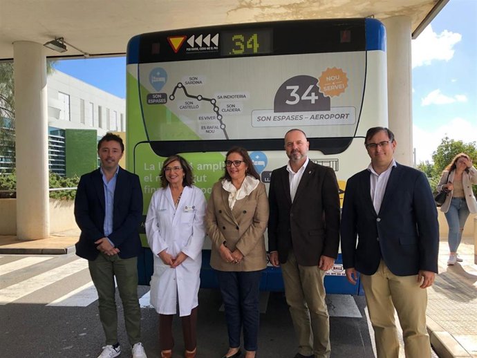 La consellera de Salud, Manuela García, y el regidor de Movilidad y Polígonos Industriales de Palma, Toni Deudero.