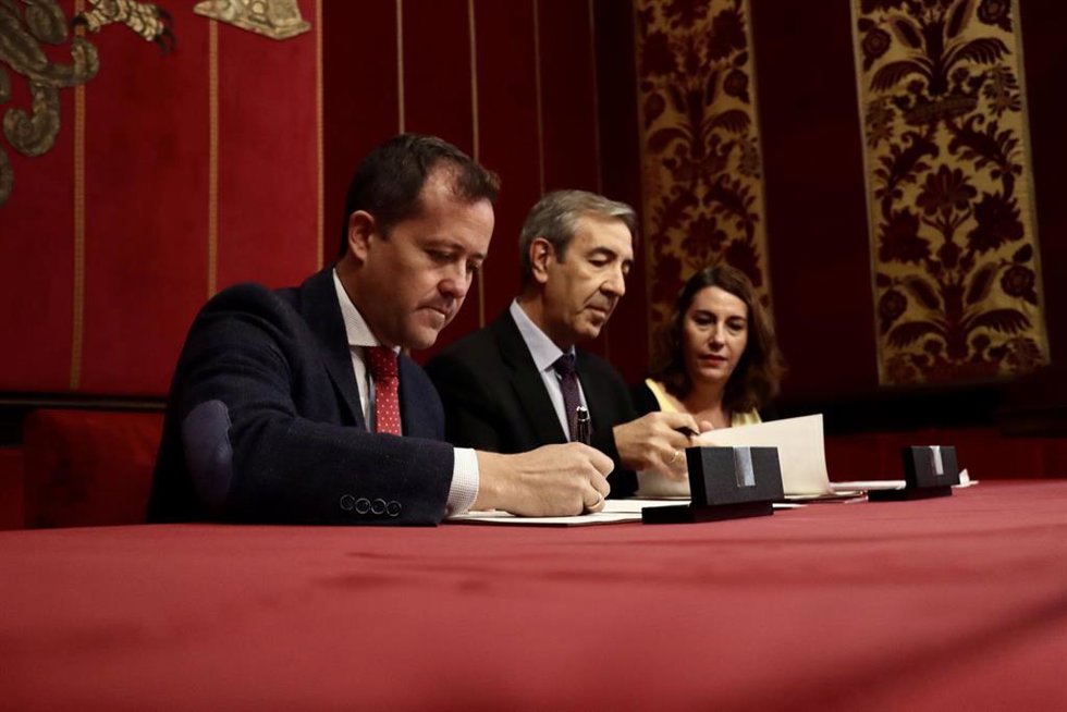 El director de Cáritas Diocesana de Toledo, José Luis González firma un convenio con el alcalde, Carlos Velázquez.
