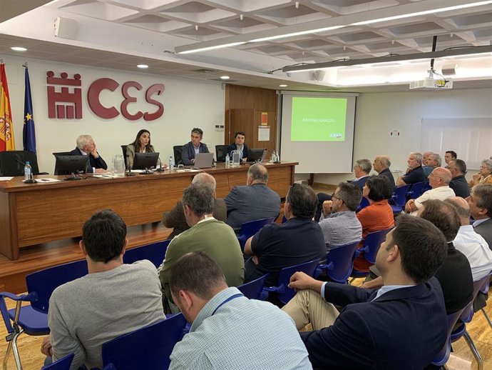 La consejera de Agua, Agricultura, Ganadería y Pesca, Sara Rubira, interviene en la presentación del estudio Más claro, agua: impacto del cambio climático en la agricultura del arco mediterráneo español, elaborado por COAG-IR