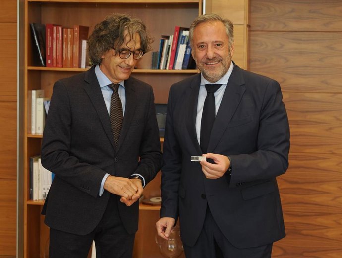 Pollán (D) recibe en un pendrive la Memoria de la Fiscalía de la Comunidad.