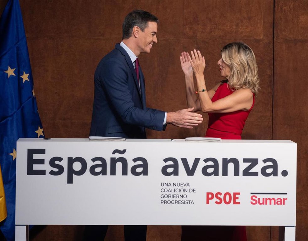 El presidente del Gobierno en funciones, Pedro Sánchez y la líder de Sumar y vicepresidenta segunda del Gobierno y ministra de Trabajo en funciones, Yolanda Díaz, aplauden tras firmar un acuerdo para un Gobierno de coalición progresista,