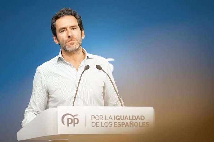 El vicesecretario de Cultura y Sociedad Abierta del PP, Borja Sémpe, durante una rueda de prensa posterior a la reunión del Comité de Dirección del PP, en la sede nacional del partido, a 24 de octubre de 2023, en Madrid (España). Durante la comparecenci