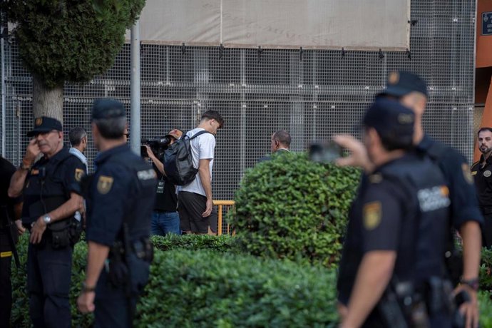 Agentes de la Policía Nacional en un dispositivo de seguridad en Valencia