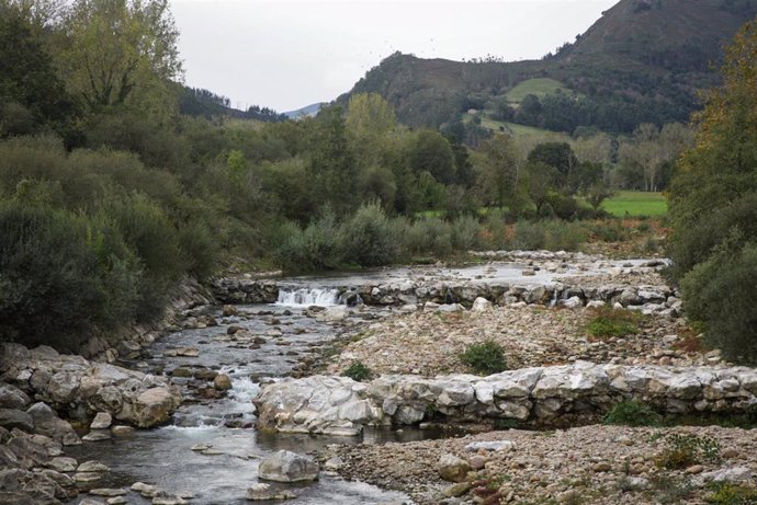 Obras el el río Saja para evitar inundaciones.