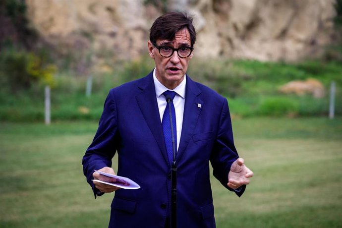 El líder del PSC, Salvador Illa, tras una ofrenda floral en la tumba del expresidente de la Generalitat, Lluís Companys