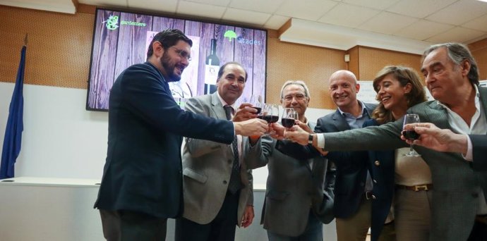 El vicepresidente primero del Gobierno de Aragón, Alejandro Nolasco, junto a representantes de Atades, Enate, CEOE y el Ayuntamiento de Zaragoza.
