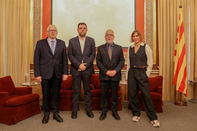 De izquierda a derecha, el director general de Asuntos Religiosos, Carles Armengol, el secretario de Medios de Comunicación y Difusión, Oriol Duran, el presidente del CAC, Xevi Xirgo, y la consejera secretaria del CAC, Laura Pinyol