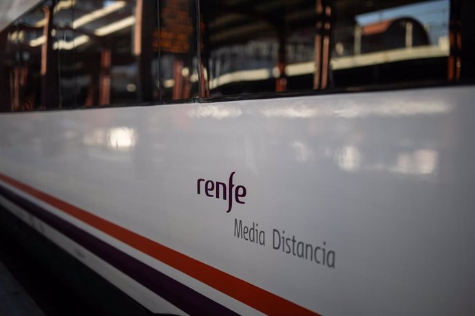 Archivo - Tren de cercanías en la Estación de Cercanías de Chamartín