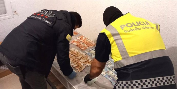 Agentes de la Unidad de Investigación de la comissaria de Tarragona y de la Gurdia Urbana.