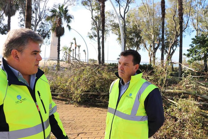 El presidente del Puerto de Huelva, Alberto Santana, evalúa los daños ocasionados por el temporal en la zona de la Punta del Sebo.