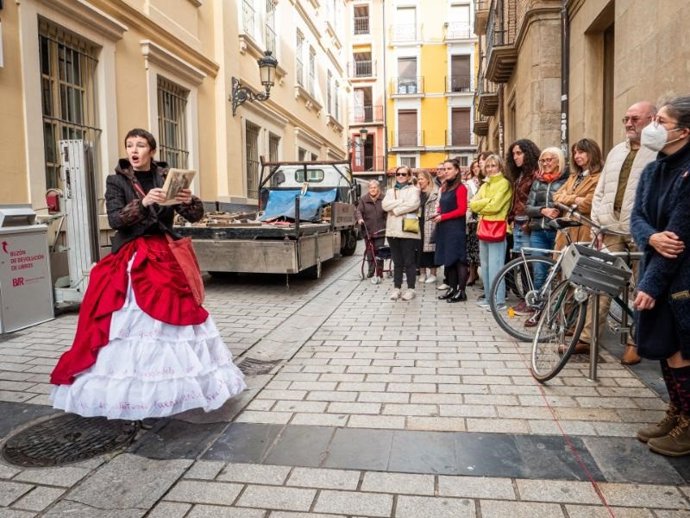 Biblioteca La Rioja celebra su día con el lema 'Tejiendo comunidades' y una performance para destacar su carácter social