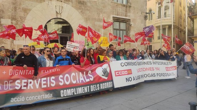 Concentración de CCOO PV frente al Palau de la Generalitat por las condiciones del personal de servicios sociales
