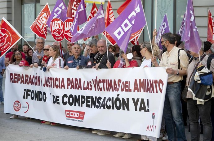 Archivo - Los secretarios generales de UGT y CCCO, Pepe Álvarez (2i) y Unai Sordo (3i), asisten a una concentración de asociaciones de víctimas y sindicatos, frente al Congreso de los Diputados, a 25 de mayo de 2022, en Madrid (España). 