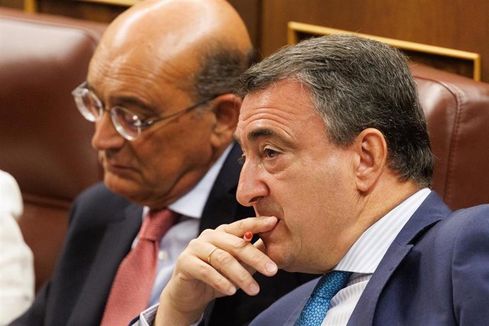 El portavoz del PNV en el Congreso, Aitor Esteban (d), con su adjunto, Mikel Legarda