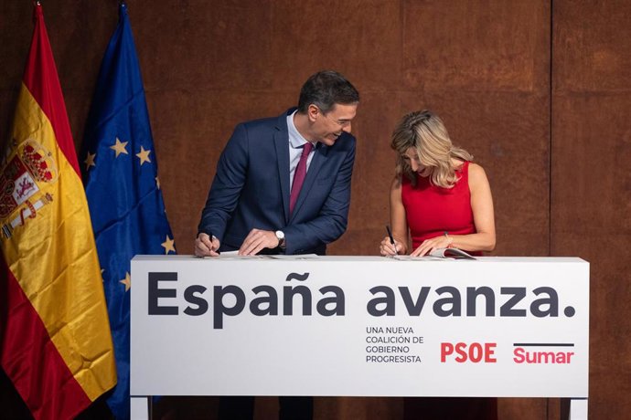 El presidente del Gobierno en funciones, Pedro Sánchez y la líder de Sumar y vicepresidenta segunda del Gobierno y ministra de Trabajo en funciones, Yolanda Díaz, firman un acuerdo para un Gobierno de coalición progresista, en un acto público en el Muse
