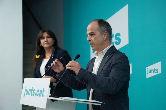 Archivo - El secretario general de Junts, Jordi Turull (d) y la presidenta de Junts, Laura Borrs dan una rueda de prensa en la sede de la formación