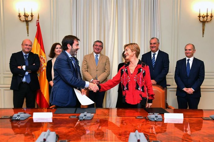 El presidente del Consejo General del Poder Judicial, Vicente Guilarte, y la presidenta del Consejo General de la Abogacía Española, Victoria Ortega, firman un convenio de colaboración entre ambas instituciones.