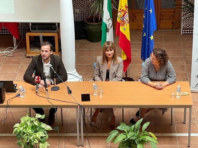 Esta aplicación ha sido dada a conocer  por la delegada territorial de Inclusión Social de la Junta, Ruth Sarabia; la decana de la Facultad de Estudios Sociales de la UMA, Ana Rosa del Águila, y el gerente del sector público de Imatia, Iván Franco.