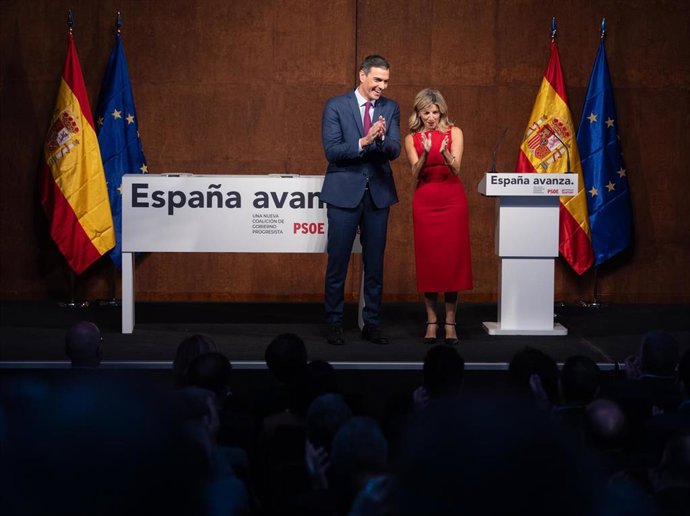 El presidente del Gobierno en funciones, Pedro Sánchez y la líder de Sumar y vicepresidenta segunda del Gobierno y ministra de Trabajo en funciones, Yolanda Díaz, aplauden tras firmar un acuerdo para un Gobierno de coalición progresista, en un acto públ