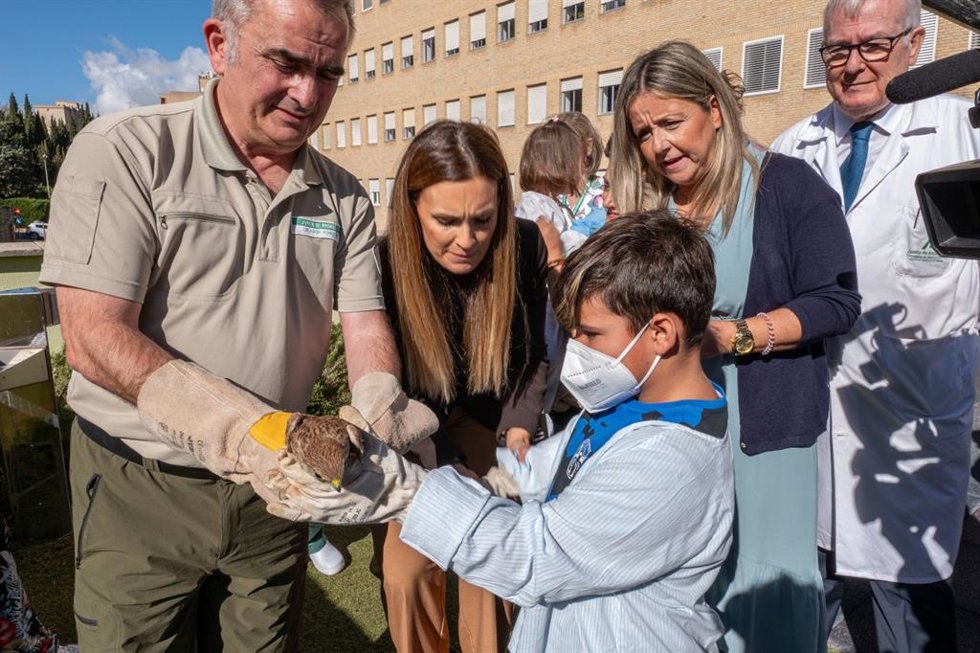 Suelta de aves en el Jardín de los Sueños del Hospital de Jaén.