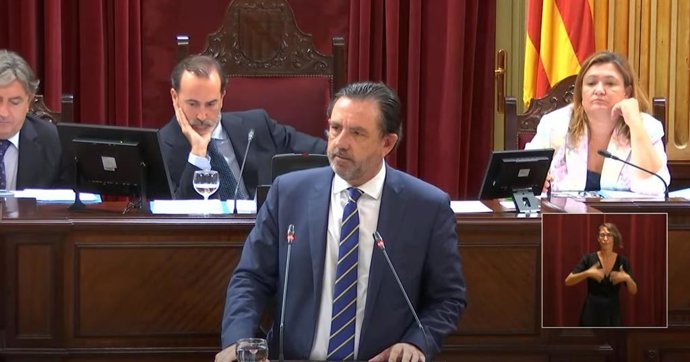 Archivo - El conseller de Empresa, Empleo y Energía, Alejandro Sáenz de San Pedro, en una intervención en el Parlament.