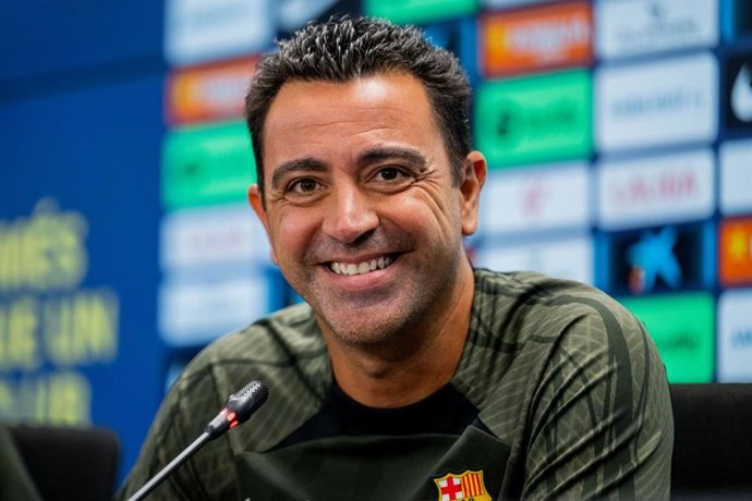 Archivo - El entrenador del FC Barcelona, Xavi Hernández, en rueda de prensa