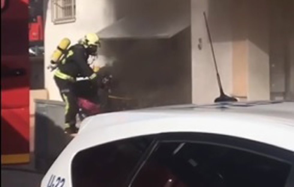 Un bombero trabajando en la extinción del incendio.