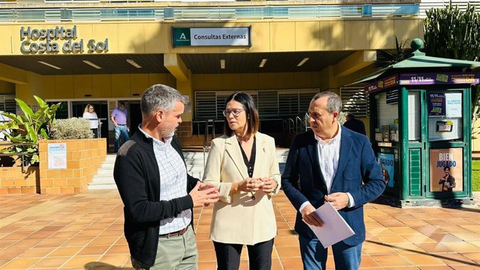 El parlamentario del PSOE-A, José Luis Ruiz Espejo, ha comparecido junto a la diputada nacional y portavoz socialista en el Ayuntamiento de Marbella, Isabel Pérez.