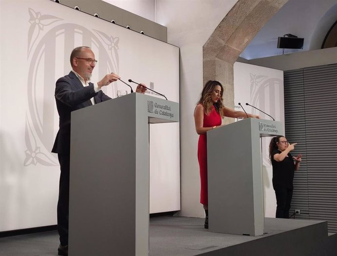 El conseller de Derechos Sociales de la Generalitat, Carles Campuzano, y la portavoz del Govern, Patrícia Plaja, en rueda de prensa.