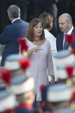 La presidenta del Congreso de los Diputados, Francina Armengol y el presidente del Senado, Pedro Rollán, durante el desfile del 12 de octubre 'Día de la Fiesta Nacional', en la plaza de Cánovas del Castillo, a 12 de octubre de 2023, en Madrid (España). 
