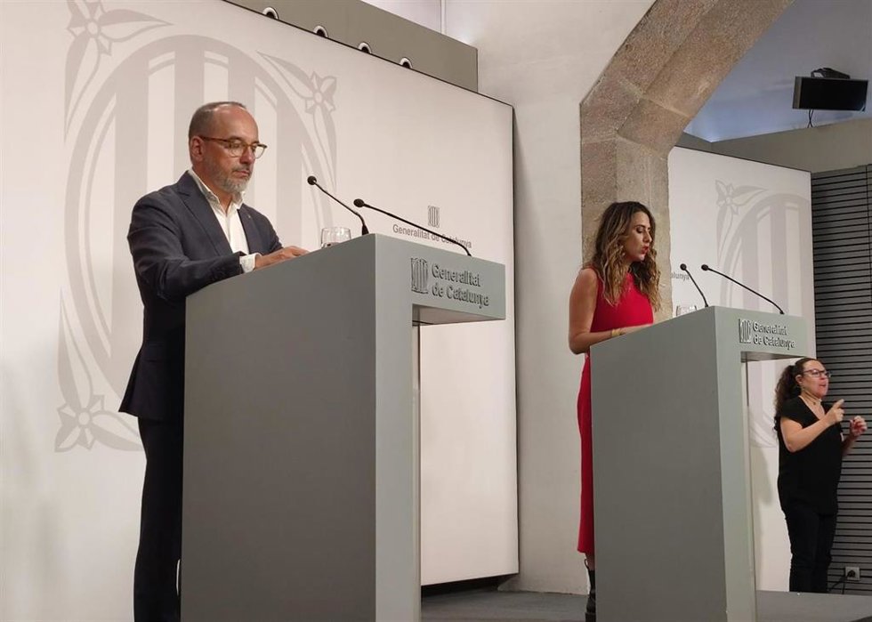 La portavoz del Ejecutivo catalán, Patrícia Plaja, en rueda de prensa junto con el conseller de Derechos Sociales, Carles Campuzano.