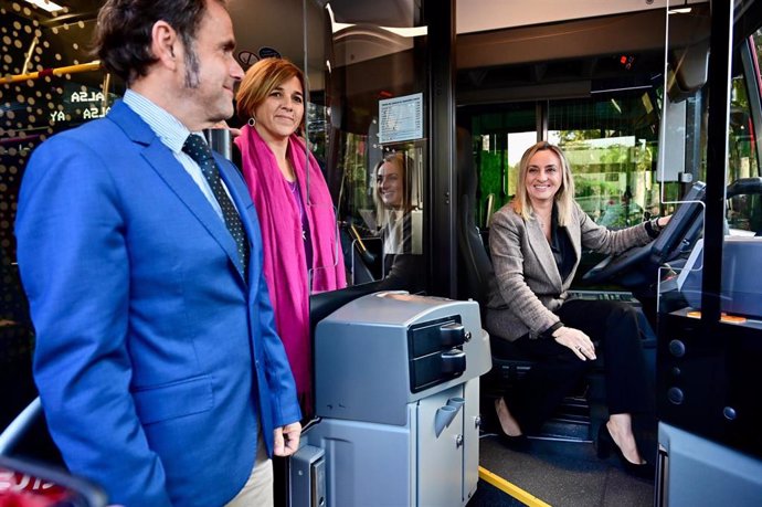 Presentación de los nuevos autobuses urbanos híbridos en Granada.