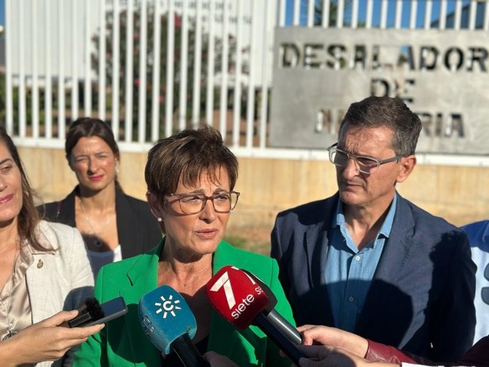 La portavoz municipal del PSOE, Adriana Valverde, en declaraciones a los medios en la desaladora de Almería