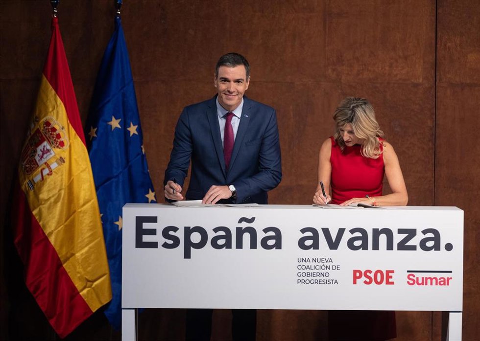 El presidente del Gobierno en funciones, Pedro Sánchez y la líder de Sumar y vicepresidenta segunda del Gobierno y ministra de Trabajo en funciones, Yolanda Díaz