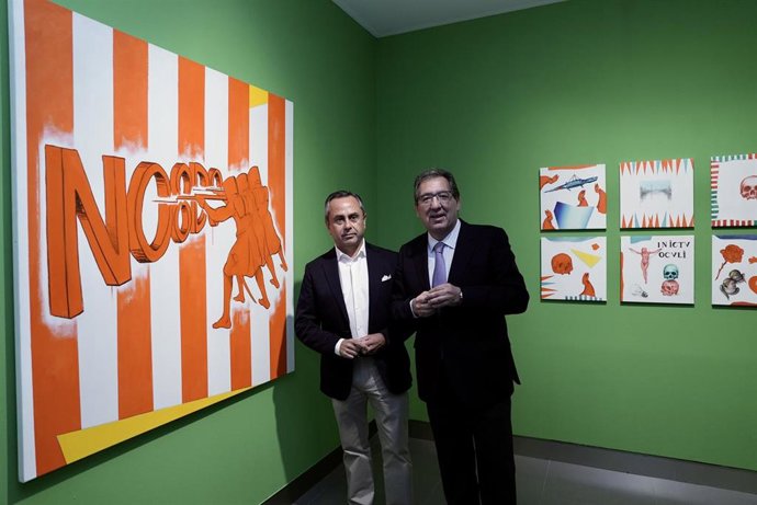 El artista Ricardo Suárez y el presidente de la Fundación Cajasol, Antonio Pulido, en la muestra 'Vanidades'.