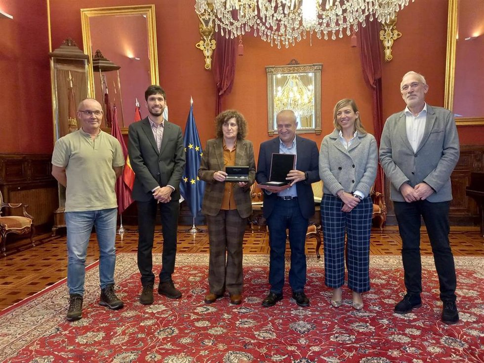 Recepción en el Ayuntamiento de Santiago al alcalde de Ginebra, Alfonso Gómez.